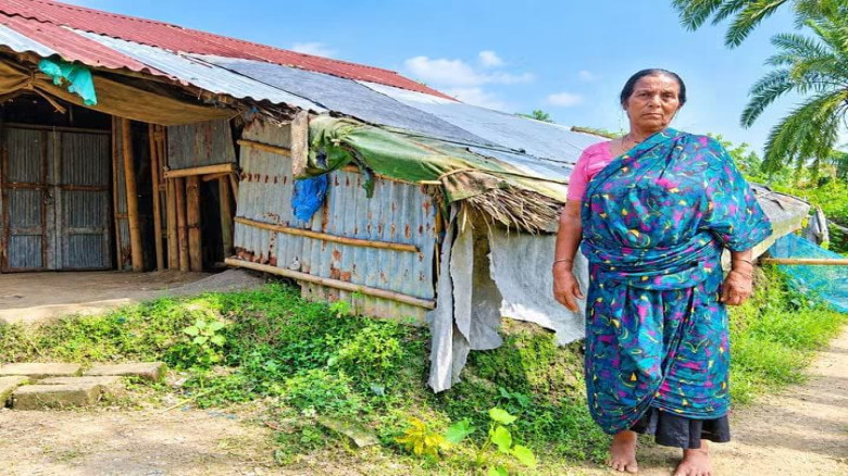 পলিথিন আর জিও ব্যাক খুপড়িতে সুধা সরকারের জীবন, শেষ বয়সে চান একটু নিরাপদ আশ্রয়